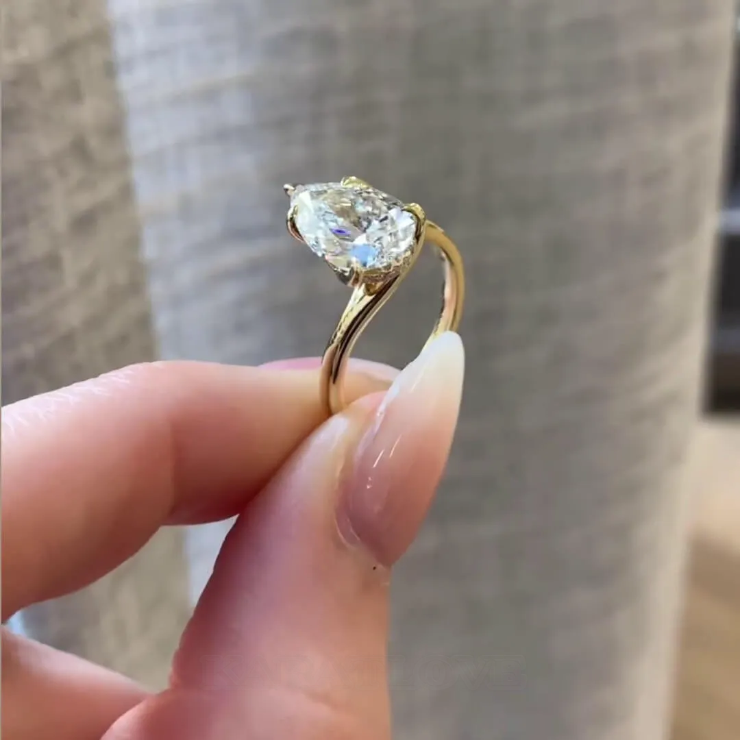 Bague de fiançailles solitaire en argent jaune et or blanc avec diamant taille poire