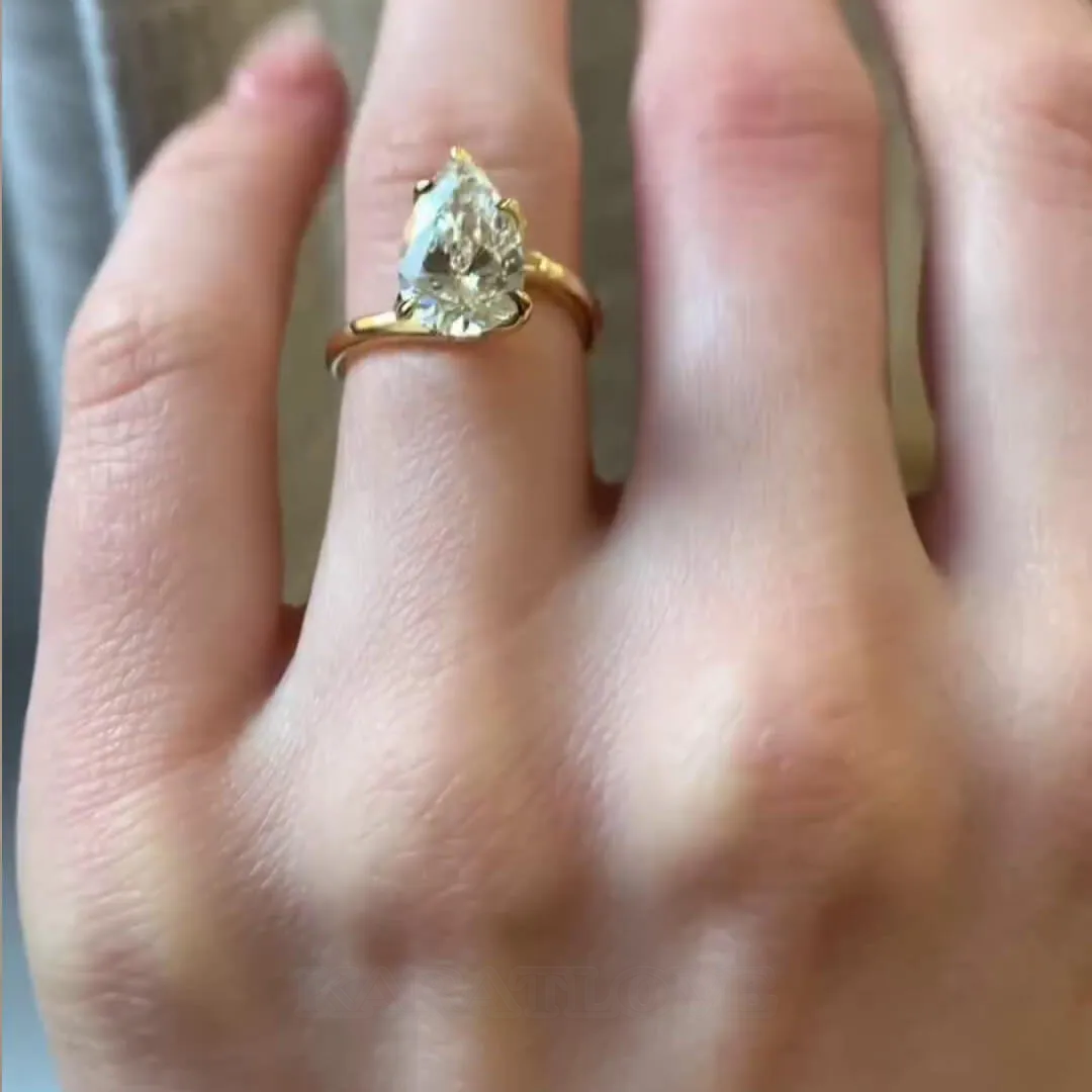 Bague de fiançailles solitaire en argent jaune et or blanc avec diamant taille poire