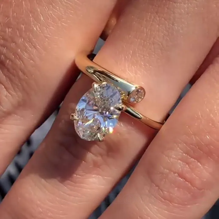 Bague de fiançailles en argent jaune or et diamant blanc de taille ovale
