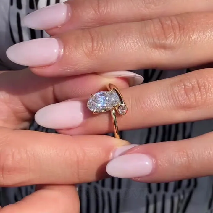 Bague de fiançailles en argent jaune or et diamant blanc de taille ovale