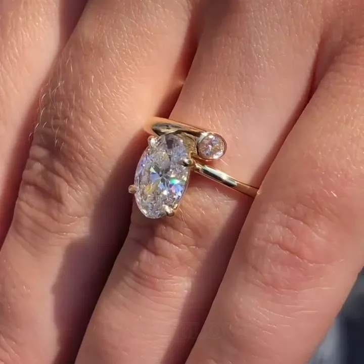 Bague de fiançailles en argent jaune or et diamant blanc de taille ovale