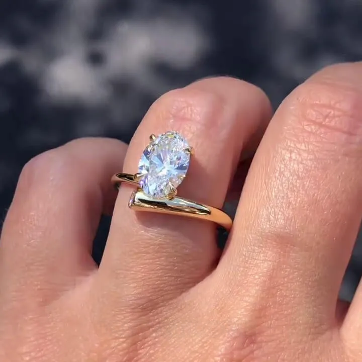 Bague de fiançailles en argent jaune or et diamant blanc de taille ovale