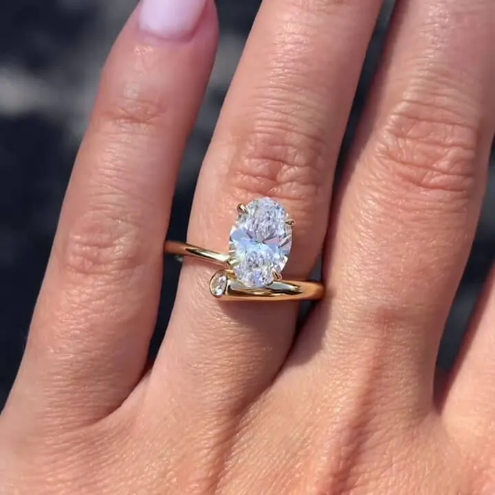 Bague de fiançailles en argent jaune or et diamant blanc de taille ovale