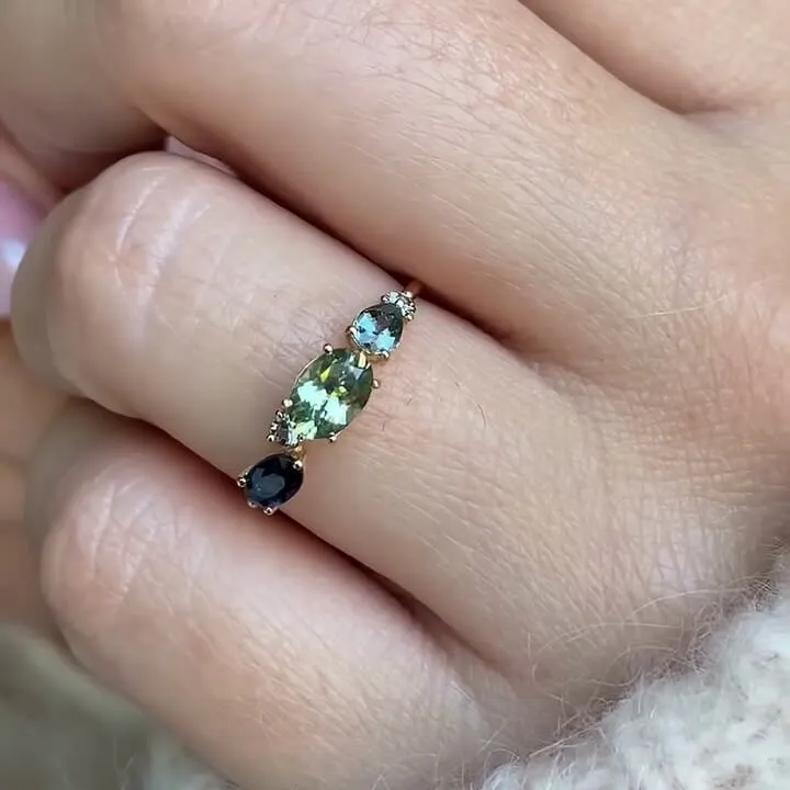Bague de fiançailles en argent et or jaune avec péridot vert en forme de poire