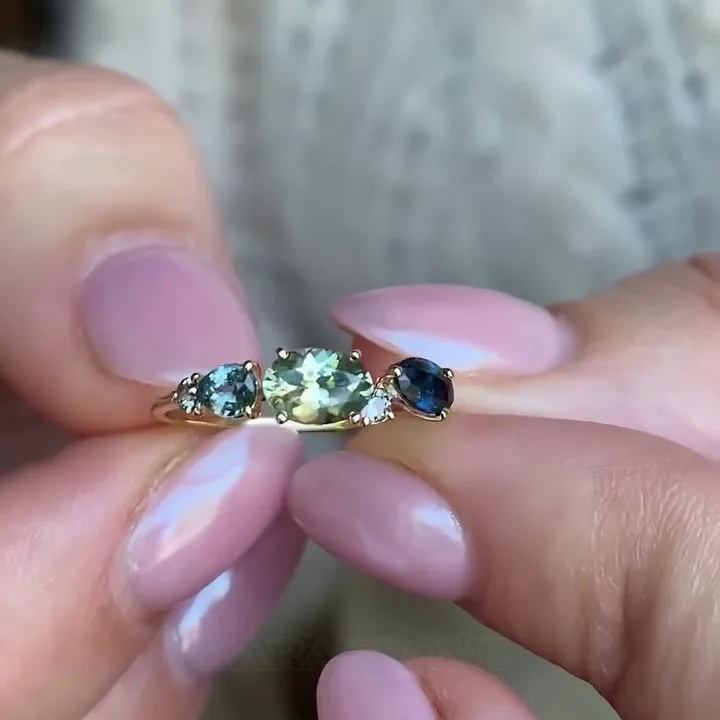 Bague de fiançailles en argent et or jaune avec péridot vert en forme de poire