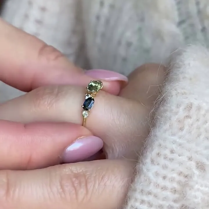 Bague de fiançailles en argent et or jaune avec péridot vert en forme de poire