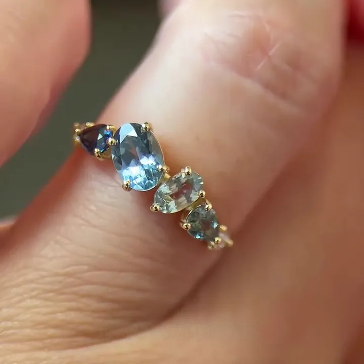 Bague de fiançailles en argent et or jaune avec aigue-marine bleue de taille ovale
