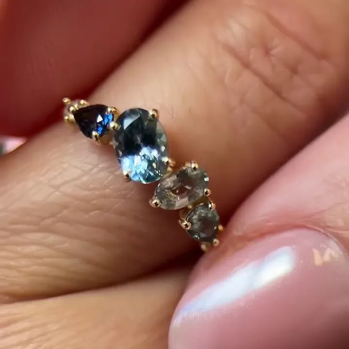Bague de fiançailles en argent et or jaune avec aigue-marine bleue de taille ovale