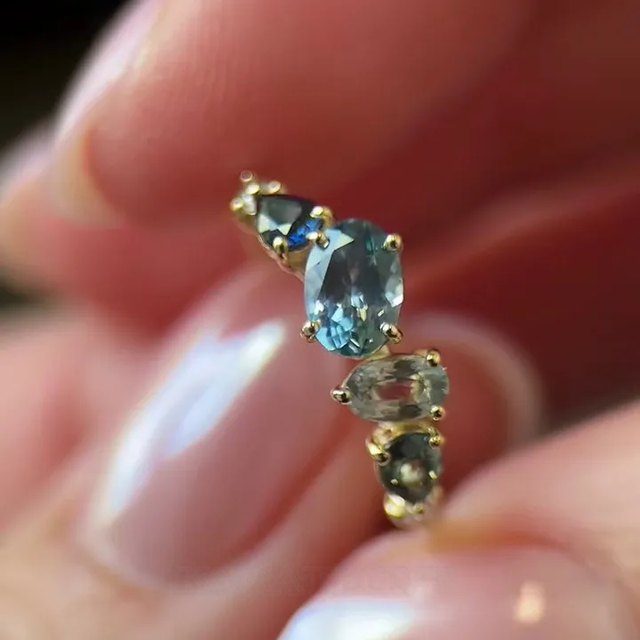 Bague de fiançailles en argent et or jaune avec aigue-marine bleue de taille ovale
