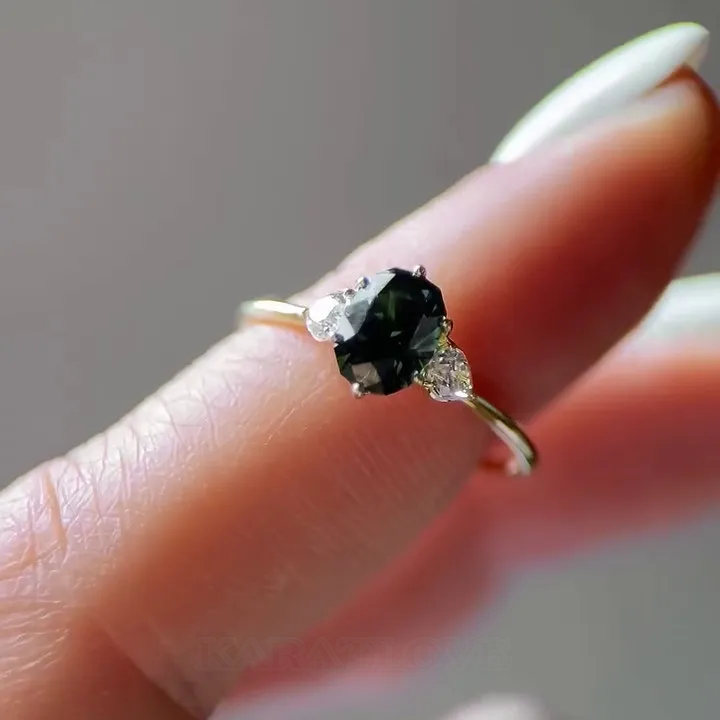 Bague de fiançailles 3 pierres en argent sterling et or jaune avec émeraude verte de taille ovale