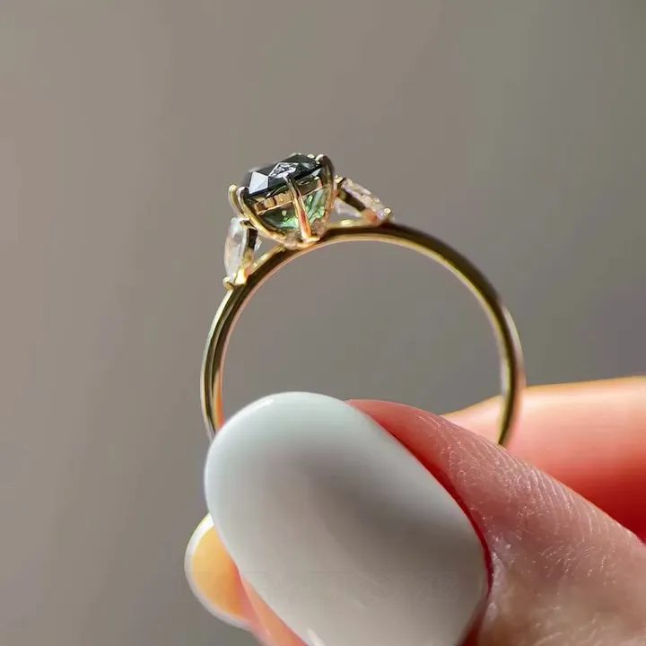 Bague de fiançailles 3 pierres en argent sterling et or jaune avec émeraude verte de taille ovale