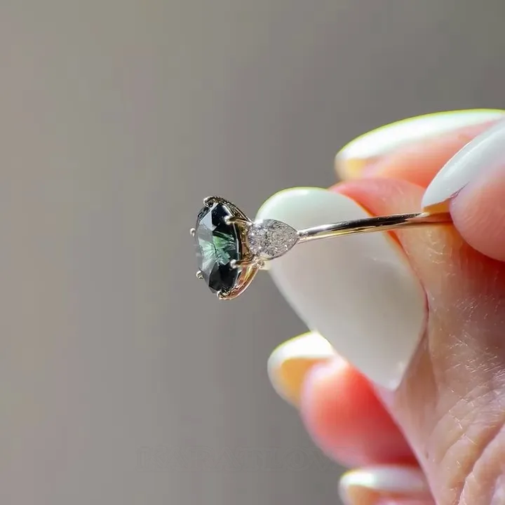 Bague de fiançailles 3 pierres en argent sterling et or jaune avec émeraude verte de taille ovale
