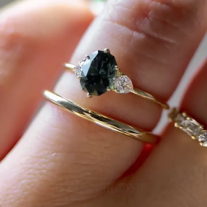 Bague de fiançailles 3 pierres en argent sterling et or jaune avec émeraude verte de taille ovale