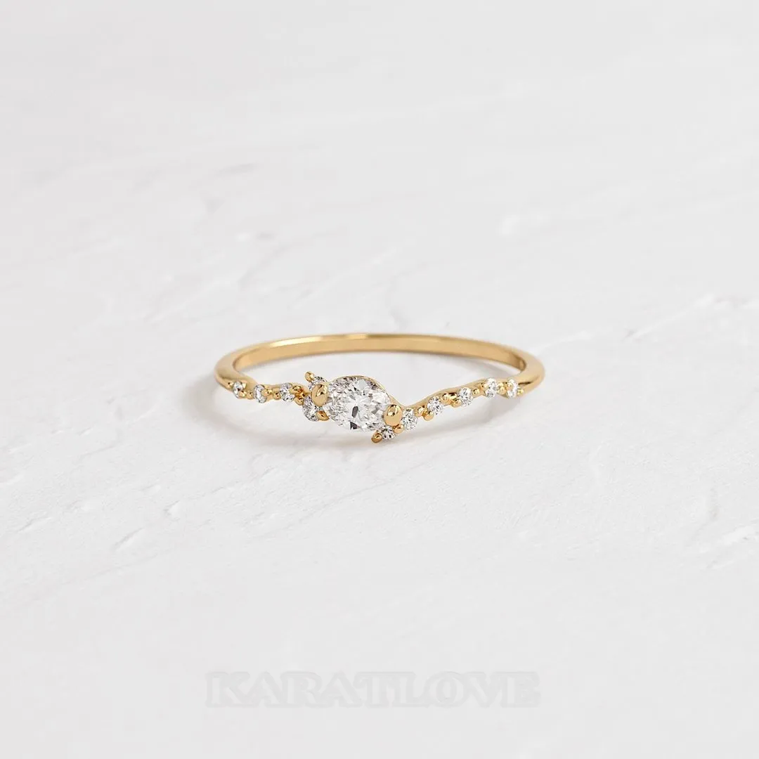 Bague de fiançailles en argent jaune et or blanc avec diamant taillé en marquise