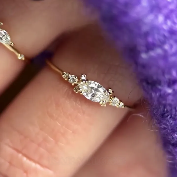 Bague de fiançailles en argent jaune et or blanc avec diamant taillé en marquise