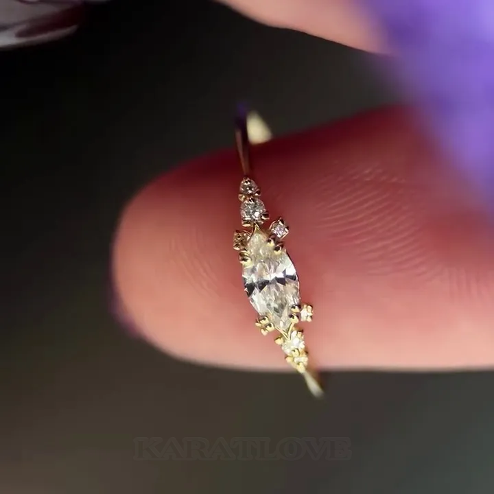 Bague de fiançailles en argent jaune et or blanc avec diamant taillé en marquise