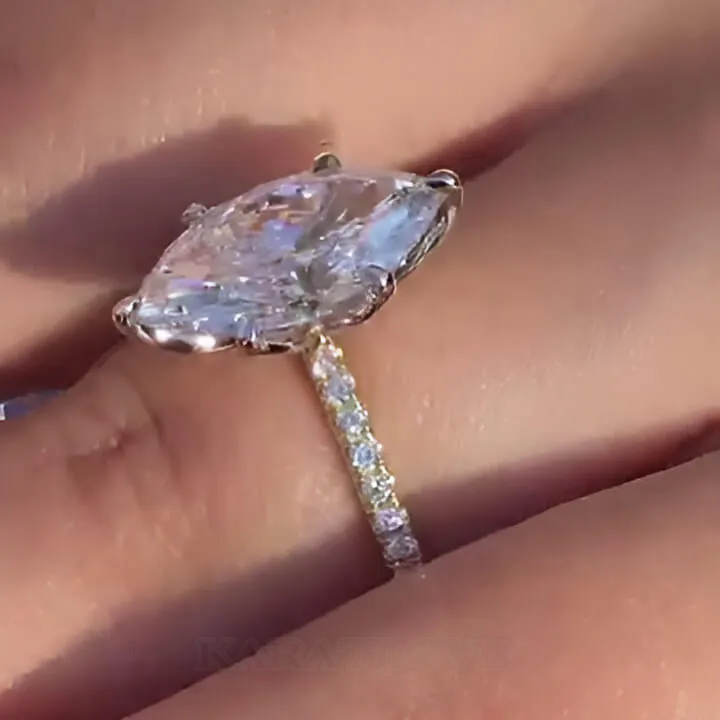 Bague de fiançailles en argent blanc et or jaune avec diamant taillé en marquise