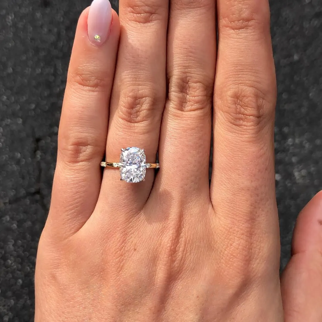 Bague de fiançailles en or jaune avec halo en argent sterling et diamant taillé en forme de coussin
