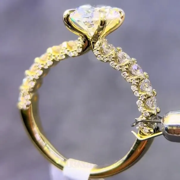 Bague de fiançailles en or jaune blanc et argent sterling avec diamant ovale