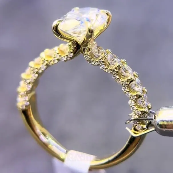 Bague de fiançailles en or jaune blanc et argent sterling avec diamant ovale