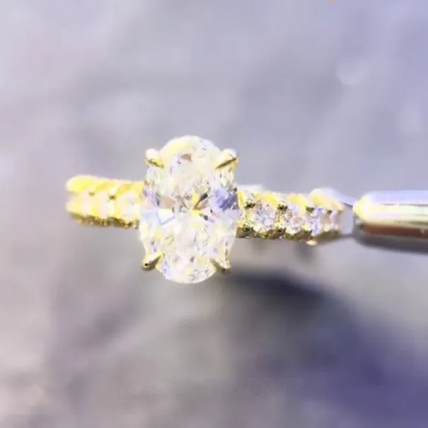 Bague de fiançailles en or jaune blanc et argent sterling avec diamant ovale