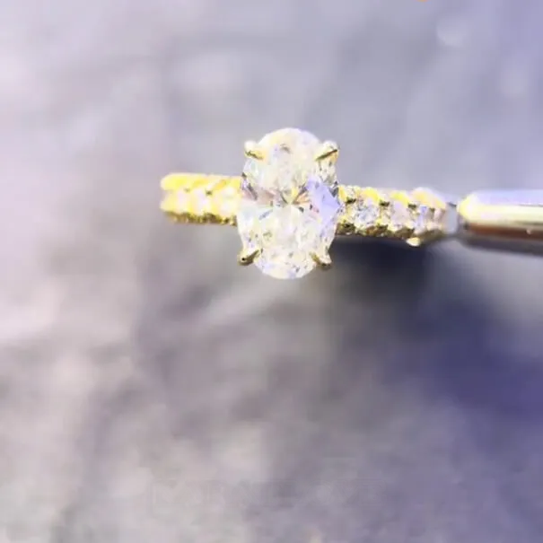 Bague de fiançailles en or jaune blanc et argent sterling avec diamant ovale