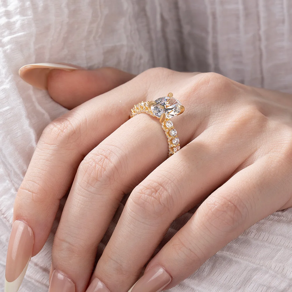 Bague de fiançailles en or jaune blanc et argent sterling avec diamant ovale