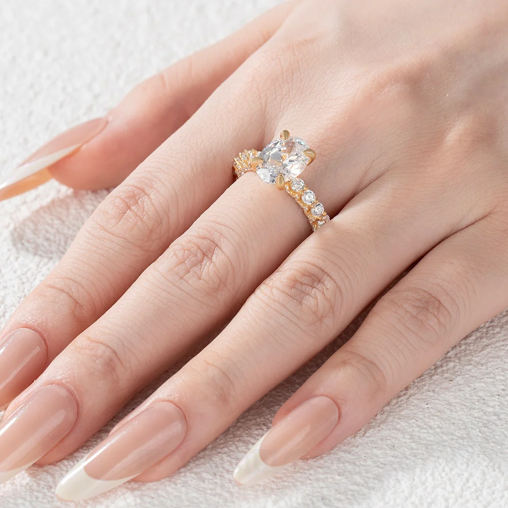 Bague de fiançailles en or jaune blanc et argent sterling avec diamant ovale