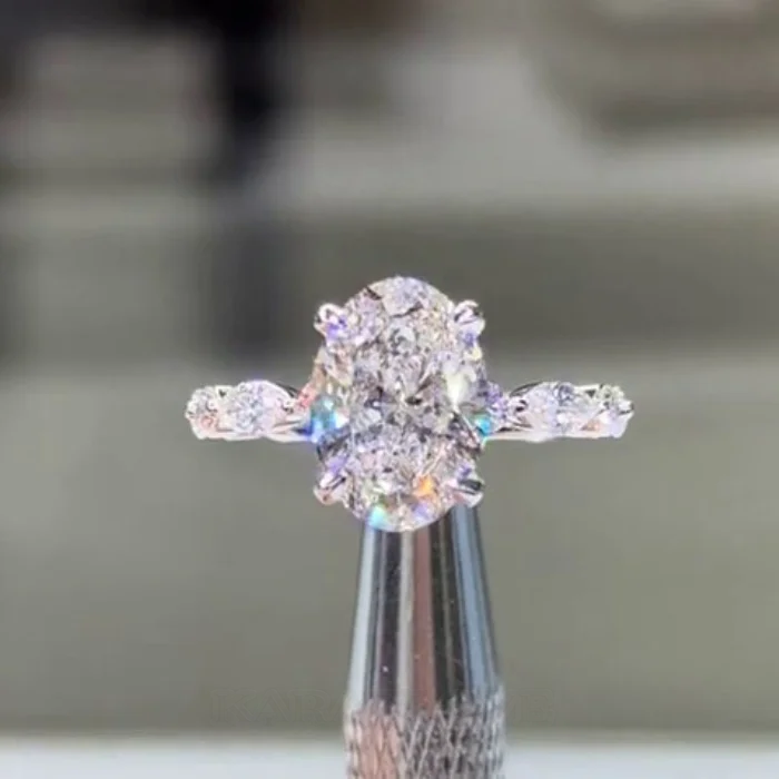 Bague de fiançailles en argent sterling blanc avec diamant taille ovale et halo caché