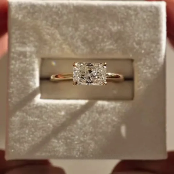 Bague de fiançailles en argent sterling blanc et couleur or jaune avec diamant taille radiante
