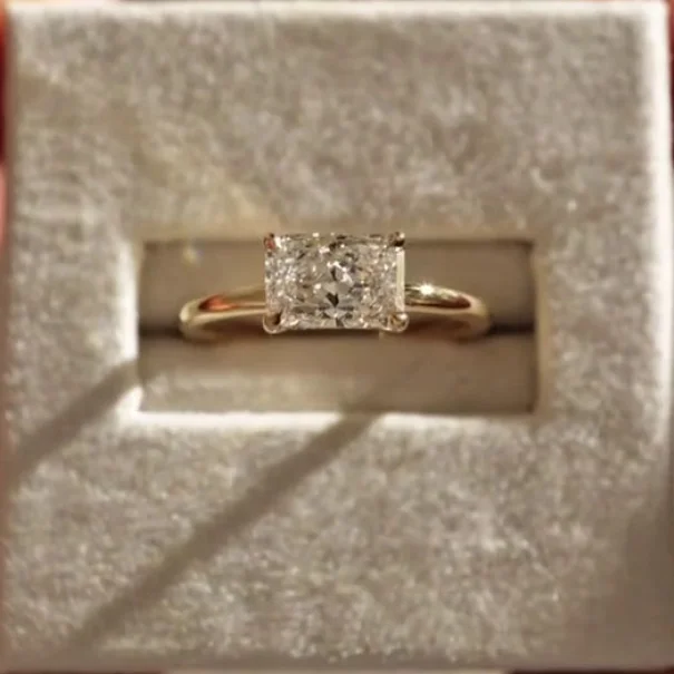 Bague de fiançailles en argent sterling blanc et couleur or jaune avec diamant taille radiante