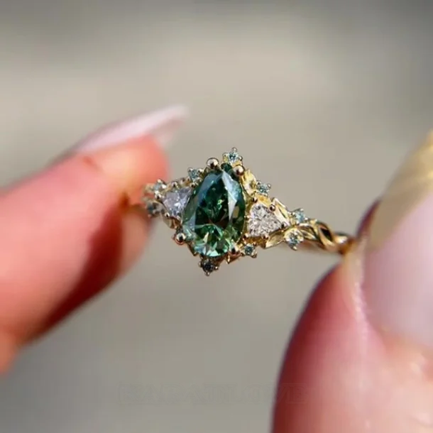 Bague de fiançailles 3 pierres en or jaune, émeraude taille poire et argent sterling