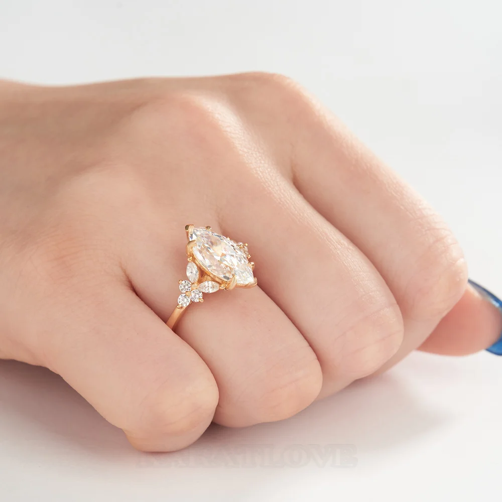 Bague de fiançailles en argent jaune et or blanc avec diamant de taille marquise