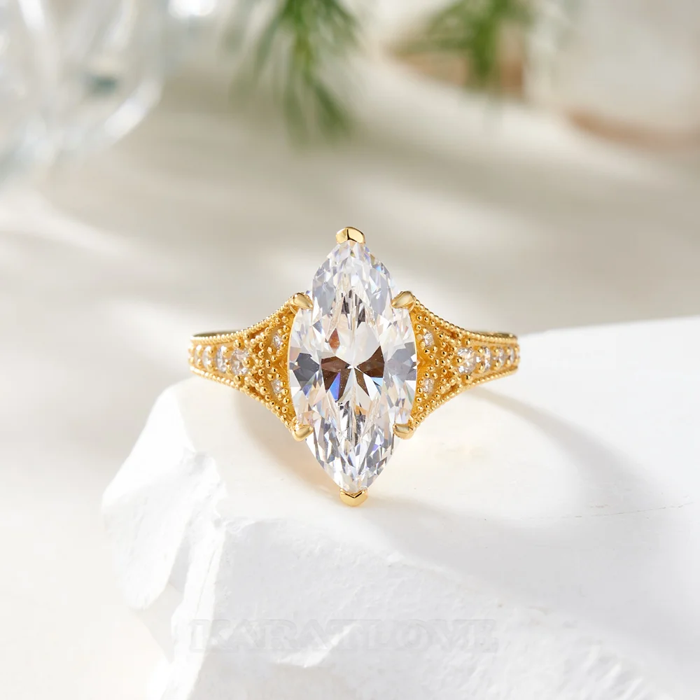 Bague de fiançailles en argent et or jaune avec diamant de taille marquise