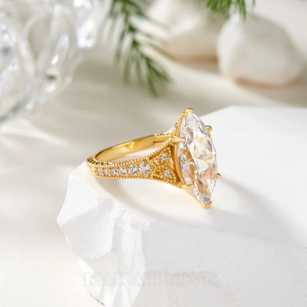 Bague de fiançailles en argent et or jaune avec diamant de taille marquise