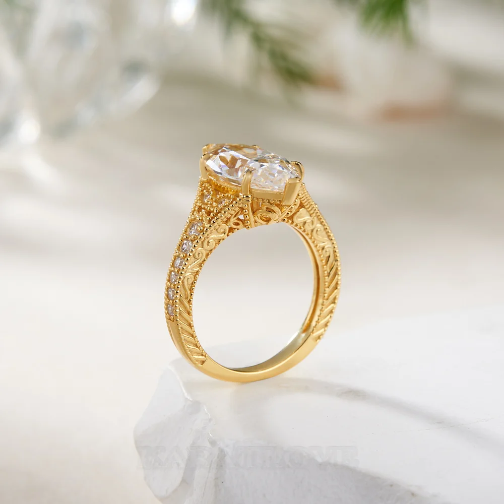 Bague de fiançailles en argent et or jaune avec diamant de taille marquise