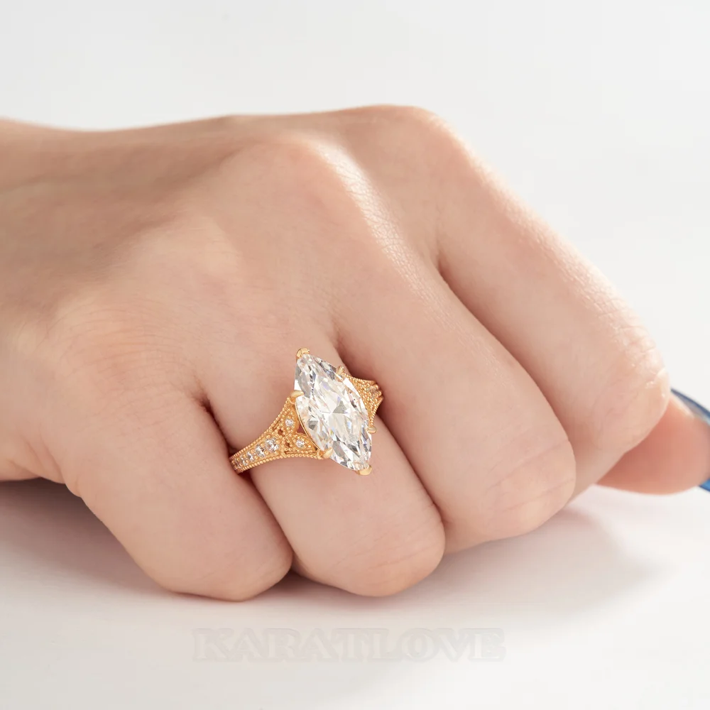 Bague de fiançailles en argent et or jaune avec diamant de taille marquise