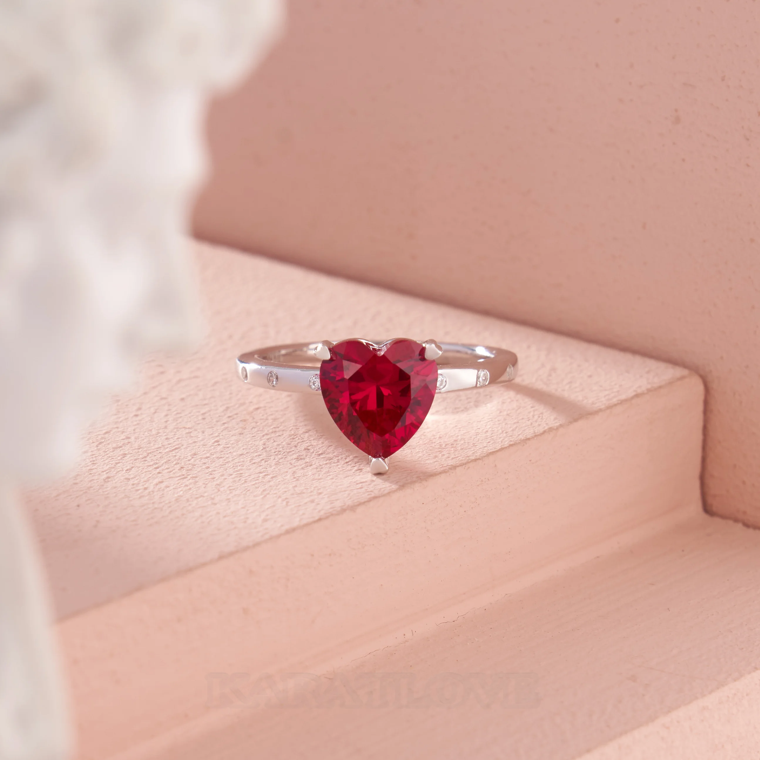Bague de fiançailles en argent blanc avec diamant de taille cœur