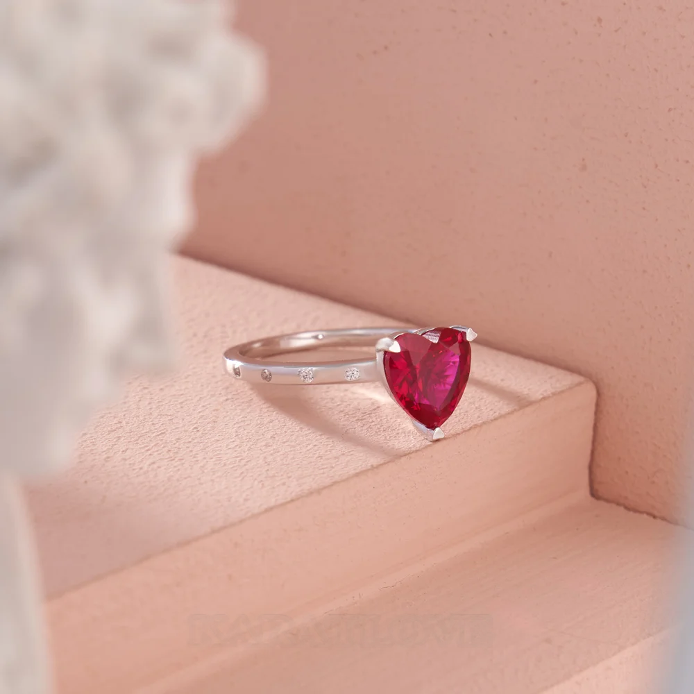 Bague de fiançailles en argent blanc avec diamant de taille cœur