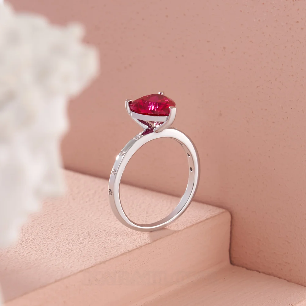 Bague de fiançailles en argent blanc avec diamant de taille cœur