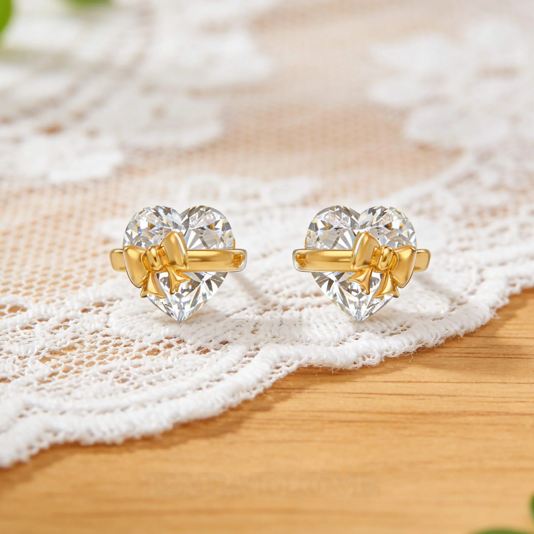 Boucles d'oreilles en or blanc et jaune et argent sterling Arc en forme de cœur avec diamant taille cœur