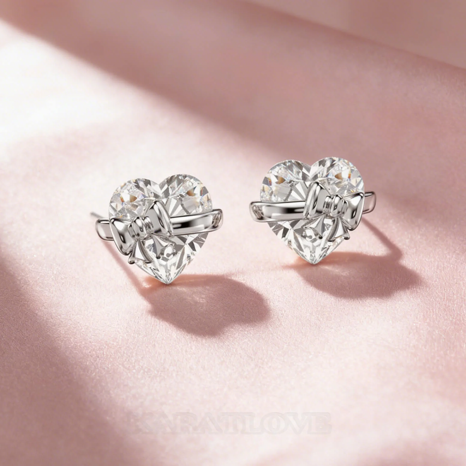 Boucles d'oreilles en or blanc et argent sterling Arc en forme de cœur avec diamant taille cœur