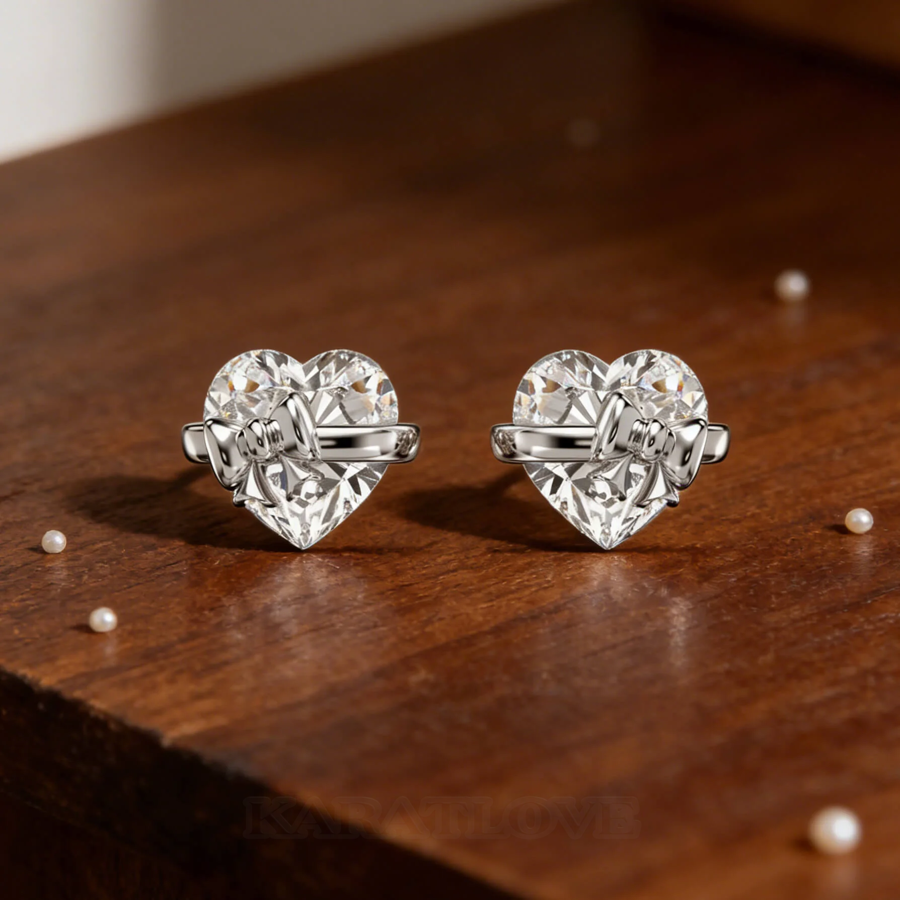 Boucles d'oreilles en or blanc et argent sterling Arc en forme de cœur avec diamant taille cœur