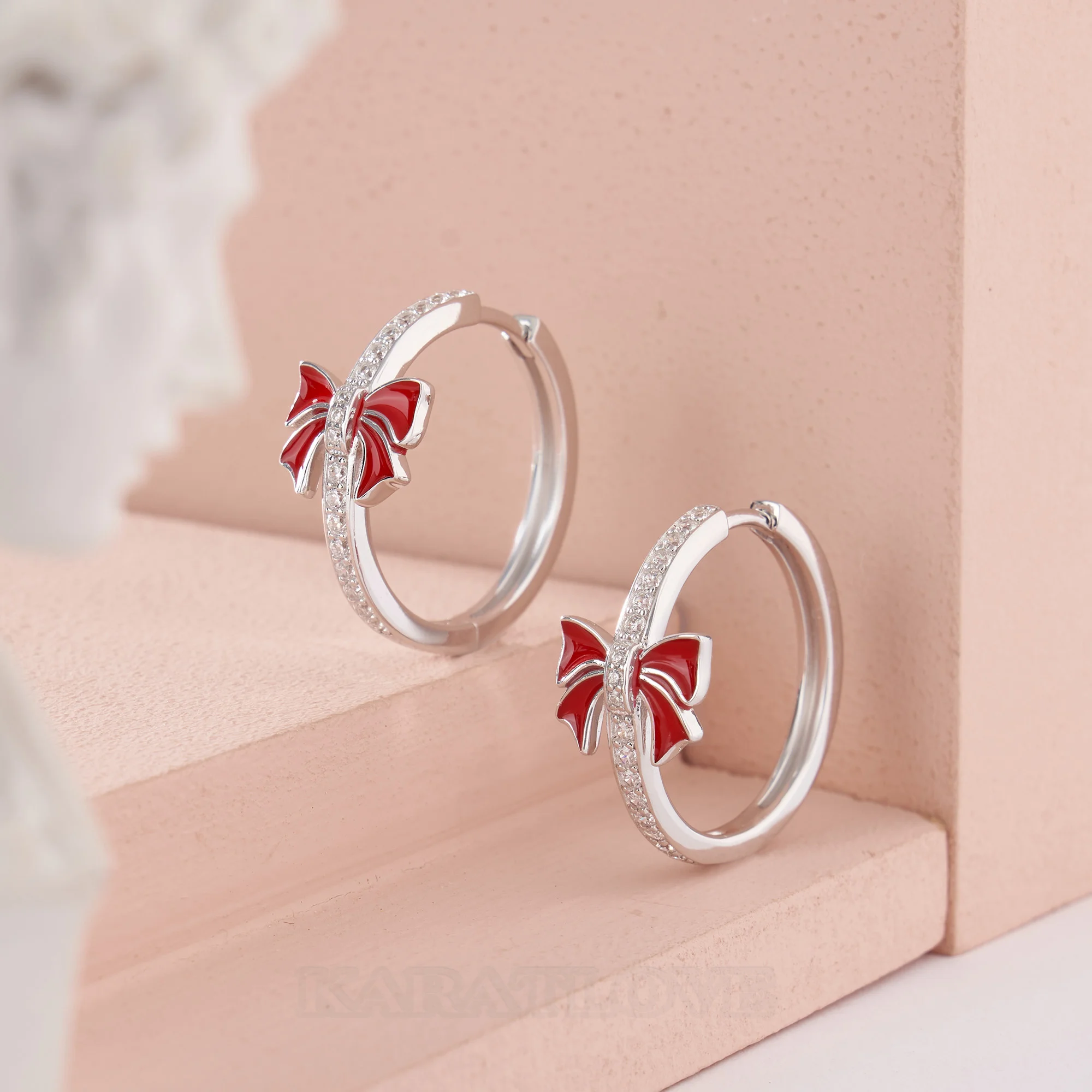 Boucles d'oreilles créoles en argent sterling blanc avec diamants taille ronde et nœud rouge - Idée cadeau Noël