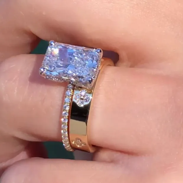 Bague en argent 925 sertie d'un diamant radiant blanc classique