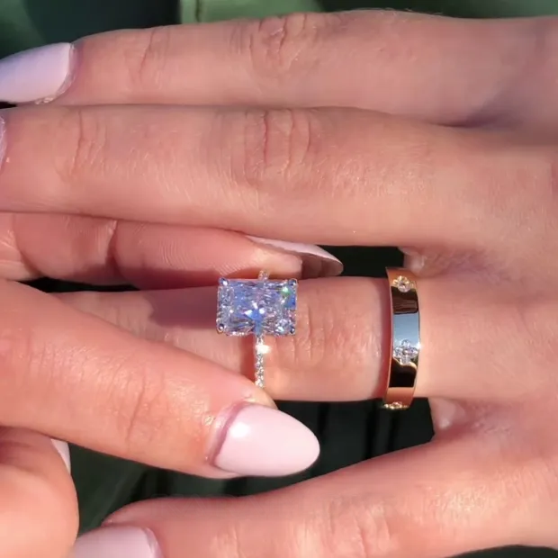 Bague en argent 925 sertie d'un diamant radiant blanc classique