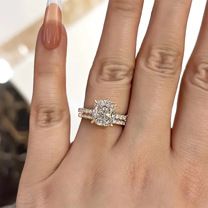 Bague en argent sterling sertie d'un diamant taille coussin