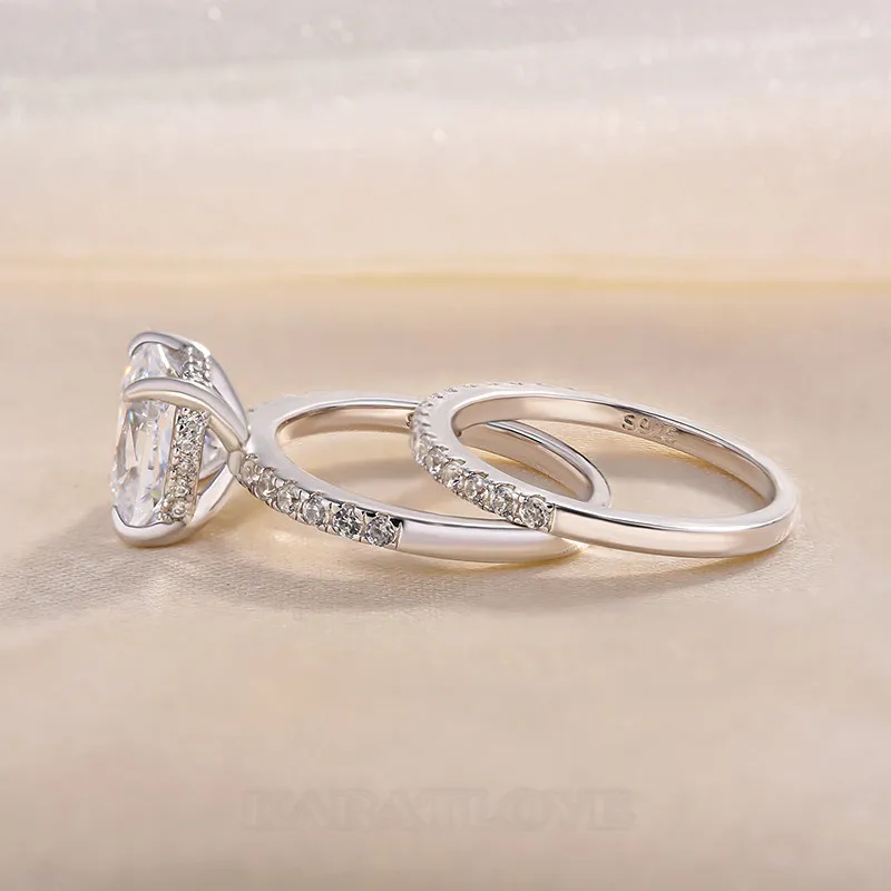 Bague en argent sterling sertie d'un diamant taille coussin