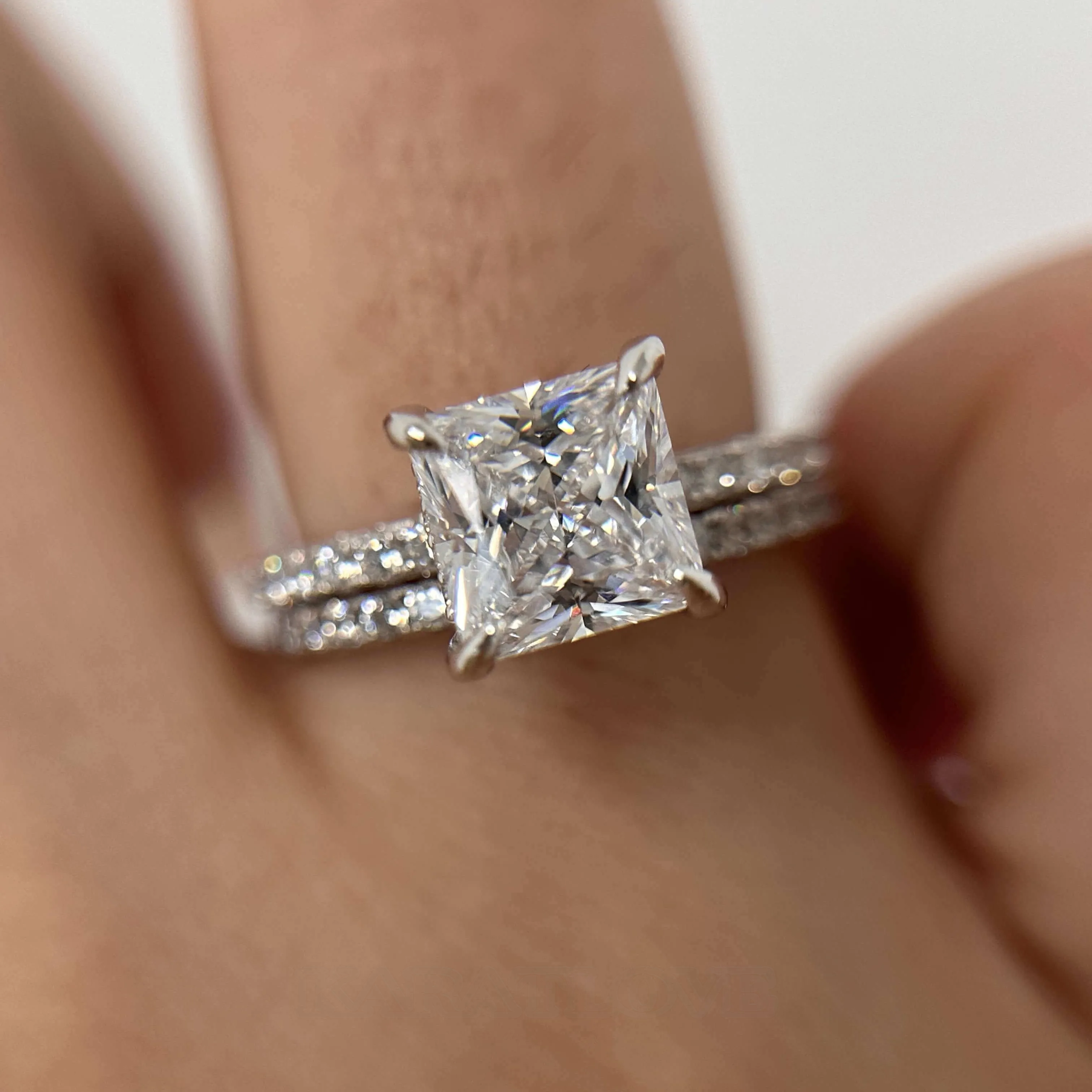 Bague en argent sterling sertie d'un diamant de taille princesse