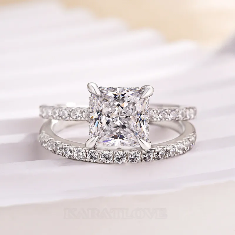 Bague en argent sterling sertie d'un diamant de taille princesse